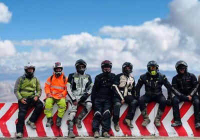 Traveler photo: Group photo of the motorcycle tour at Gawula Pass, one of the best viewpoints to admire Mt. Everest. (May 2025)