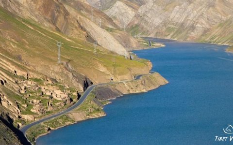 Traveler photo: The striking blue waters of Manla Reservoir shimmer along the route from Lhasa to Shigatse.(May 2025)