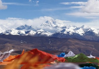 Traveler photo: At Gawula Pass, colorful prayer flags dance wildly as Everest stands silent—both motion and stillness awe-inspiring. (May 2026)