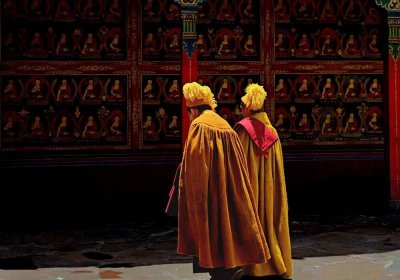 Traveler photo: Before the temple halls of Ganden Monastery in Lhasa, Tibet, monks in yellow robes are conducting ceremonies. (November 2025)