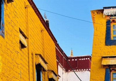 Traveler photo: The golden Tibetan-style buildings in Lhasa's old town showcase unique charm of Tibetan architecture. (November 2025)