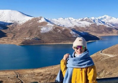 Traveler photo: Tourist's photo along the shore of Yamdrok lake, one of the three holy lakes in Tibet. (November 2025)