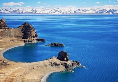 Traveler photo: Namtso Lake framed by the famous Holy Elephant Gate. (October 2026)
