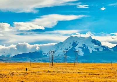 Traveler photo: Blue skies, snow-capped mountains, and golden grasslands are typical scenery in Tibet’s autumn. (October 2026)