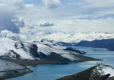 Traveler photo: Snow-covered Yamdrok Lake, one of the three holy lakes in Tibet. (October 2026)