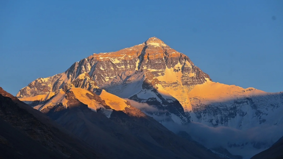 mount everest at sunset