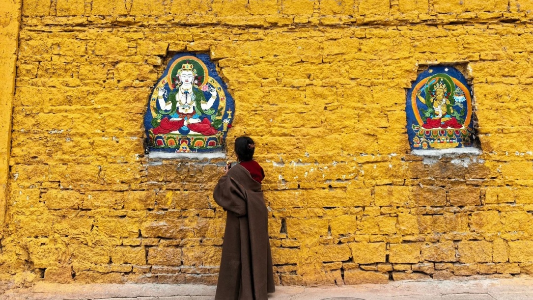 A local Tibetan People is praying
