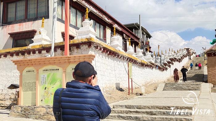 Use rows of Tibetan stupas to guide viewers attention in your photos