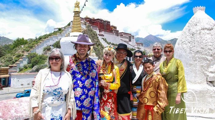 Our guests dressed in traditional Tibetan clothes took photos with Potala Palace