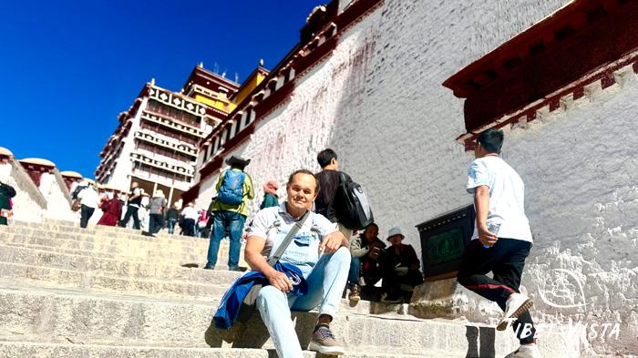 Our guests take a break on the stone steps when visiting the Potala Palace