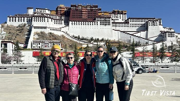 Take photos in the square of the Potala Palace