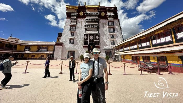 take photos at White Palace Courtyard