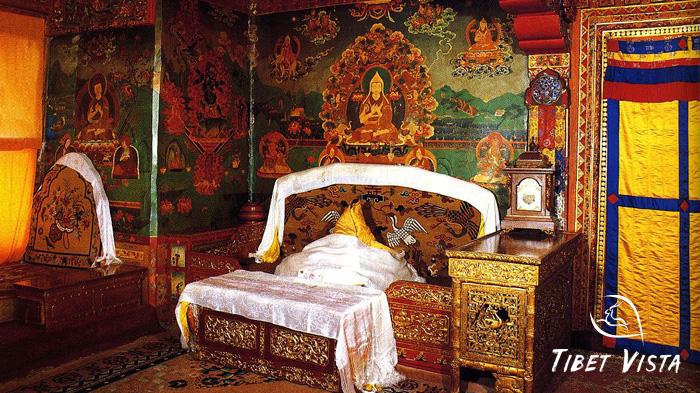 The bed of the past Dalai Lamas in the White Palace.