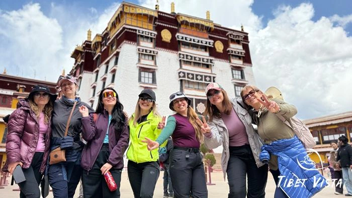 took photos with the White Palace of Potala Palace