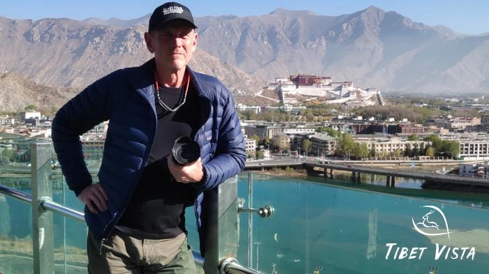Our guests take photos of Potala Palace at mid-hill of the Nanshan Park