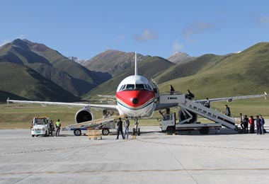 Yushu Batang Airport, at the 3,890 meters elevation about the sea level, is the hihgest civilian airport in Qinghai Province.