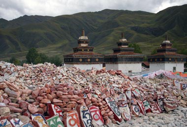 Seng-ze Gyanak Mani Wall, the world's largest mani wall, are piles of countless stones with Buddhist mantras carved or painted on them.