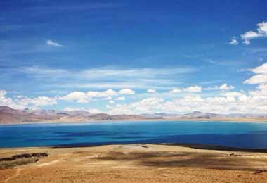 Peiku-tso Lake, at an elevation of 4600 meters, is a beautiful alpine lake with bright turquoise color all year round.