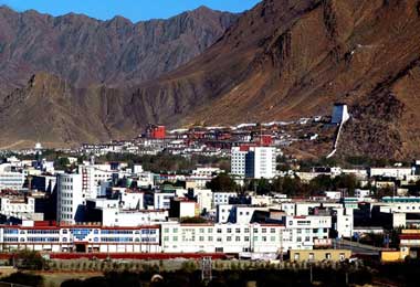 The view of Shigatse city with Tashilhunpo Monastery at the background.