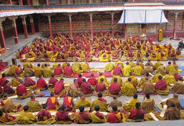 Nowadays, there are still over 800 monks living and studying in Tashilhunpo Monastery.