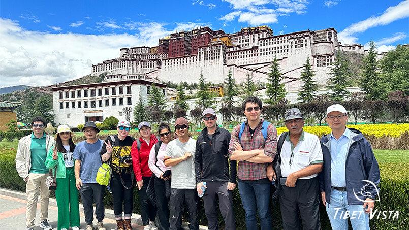 take photos with Potala Palace