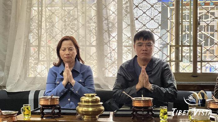 Guests meditate at Tibet Vista&rsquo;s Tibet cultural center