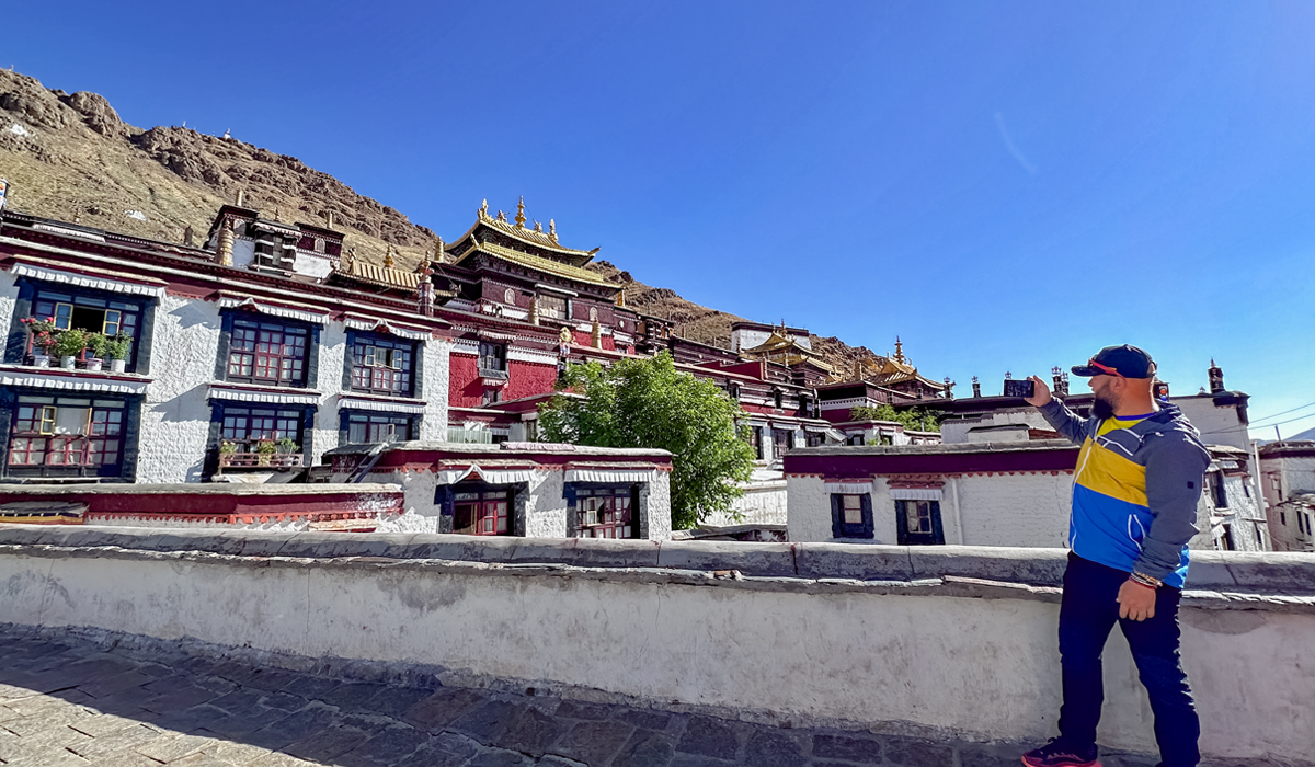capture famous tashilhunpo monastery in shigatse in early autumn