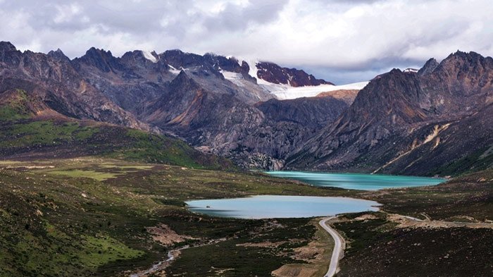 Enchanting Landscapes Along Yunnan-Tibet Highway