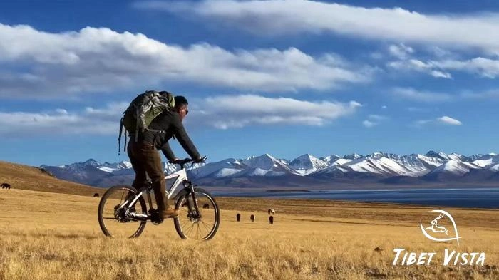 Cycle across the grassland to Namtso Lake