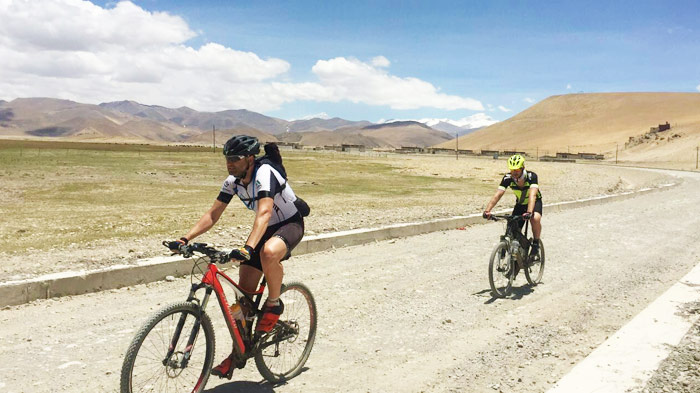 Two cycle enthusiasts are riding towards EBC from Lhasa.