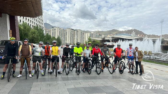 take photos with our local Tibetan guide in Lhasa