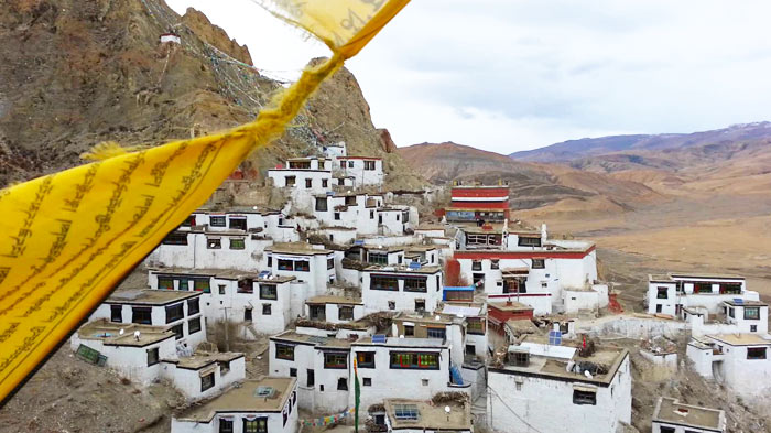 The town of Shegar forms a stop for anyone venturing for Everest.