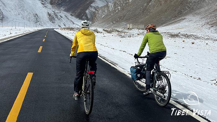 Warm clothes for riding in mountain areas
