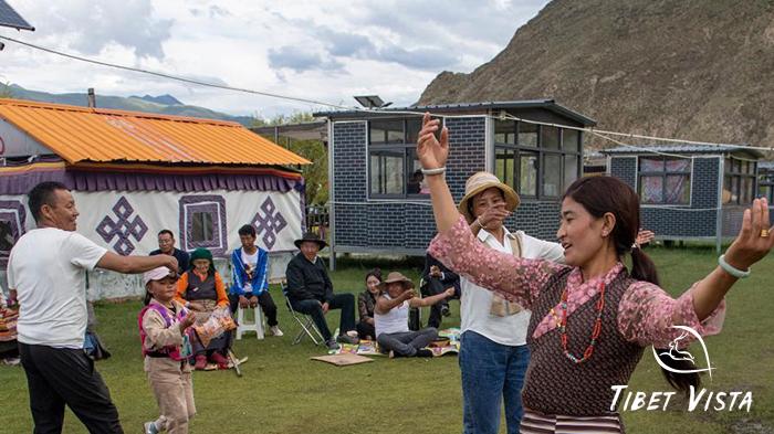 Local enjoy Linka by dancing together