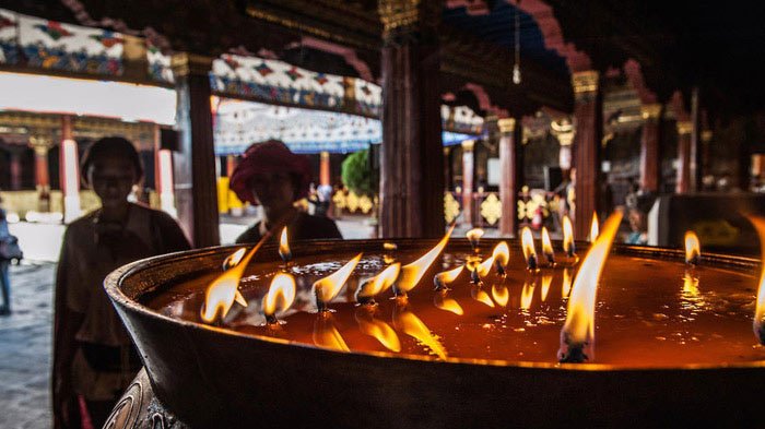 kora inside jokhang temple