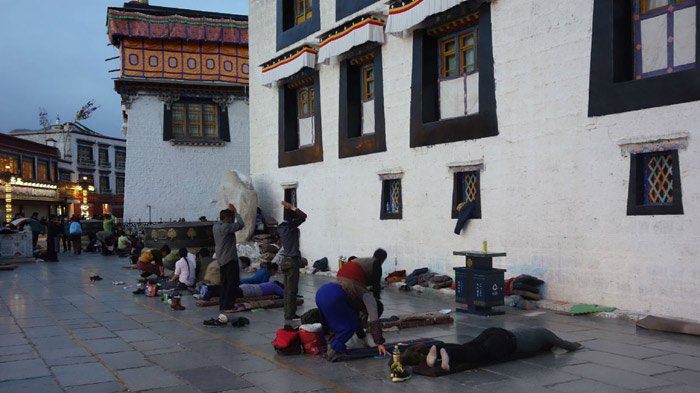 Prostration in Tibet