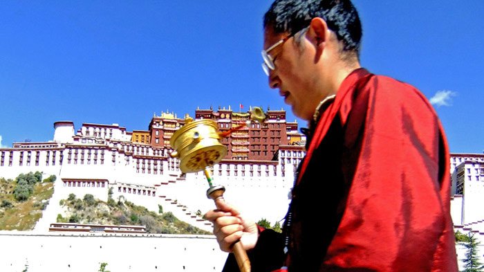 tsekhor kora around potala palace