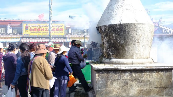 Buring Weisang in front of Jokhang Temple