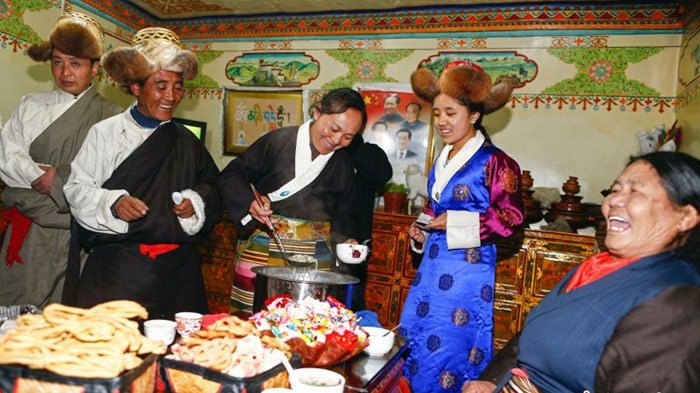 enjoy the stuffing of guthuk in tibetan family