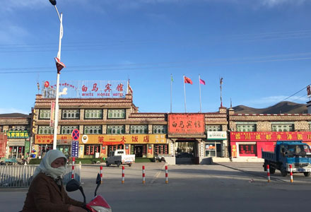Facade of Damxung Baima Hotel