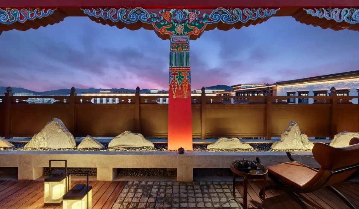 Outdoor viewing balcony with lounge chairs