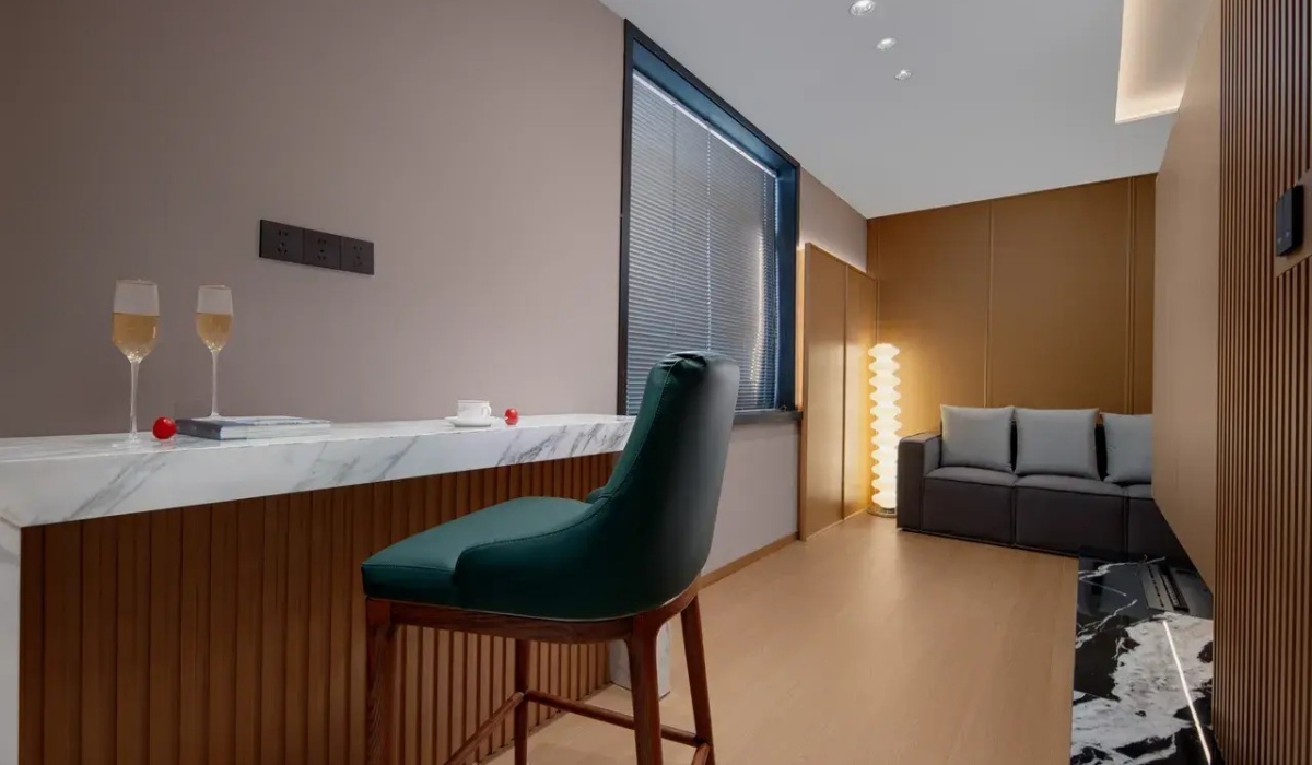 Guest room seating corner with bar stool and sofa