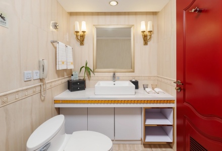 Modern private bathroom