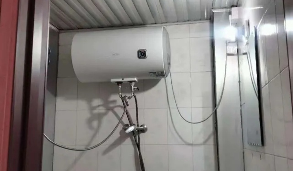 Bathroom shower facilities at Lhasa Jinfan Hotel