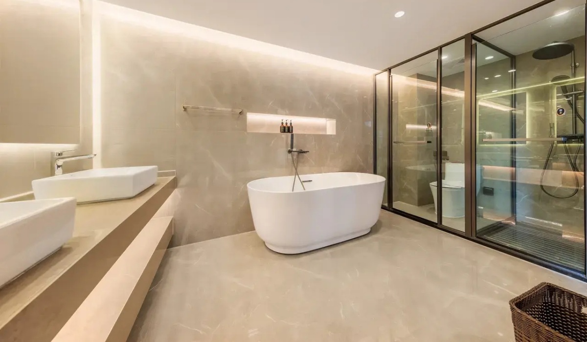 Bathtub in a guest bathroom at Lhasa Yak Hotel