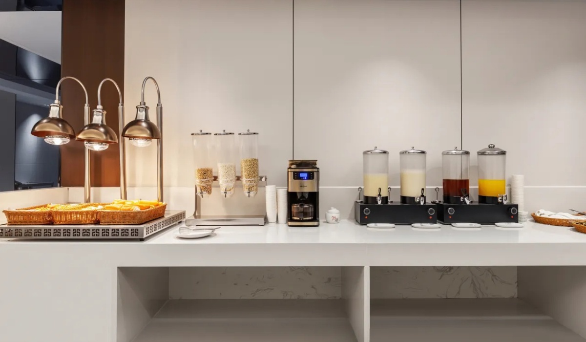 Self-service juice and coffee beverage station