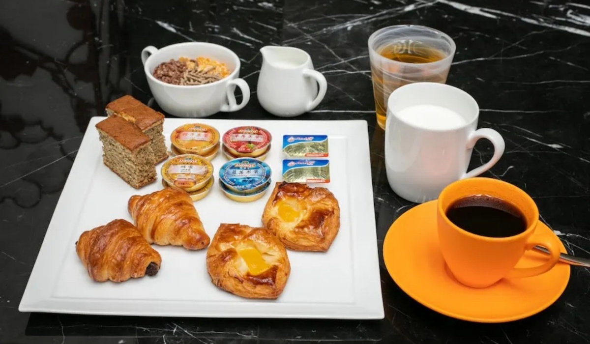 Breakfast with croissants and coffee