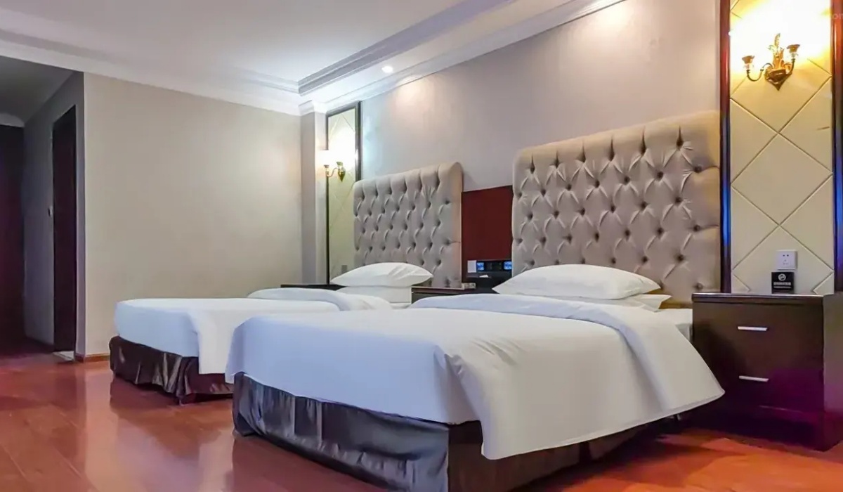 Deluxe twin guest room with comfortable bedding