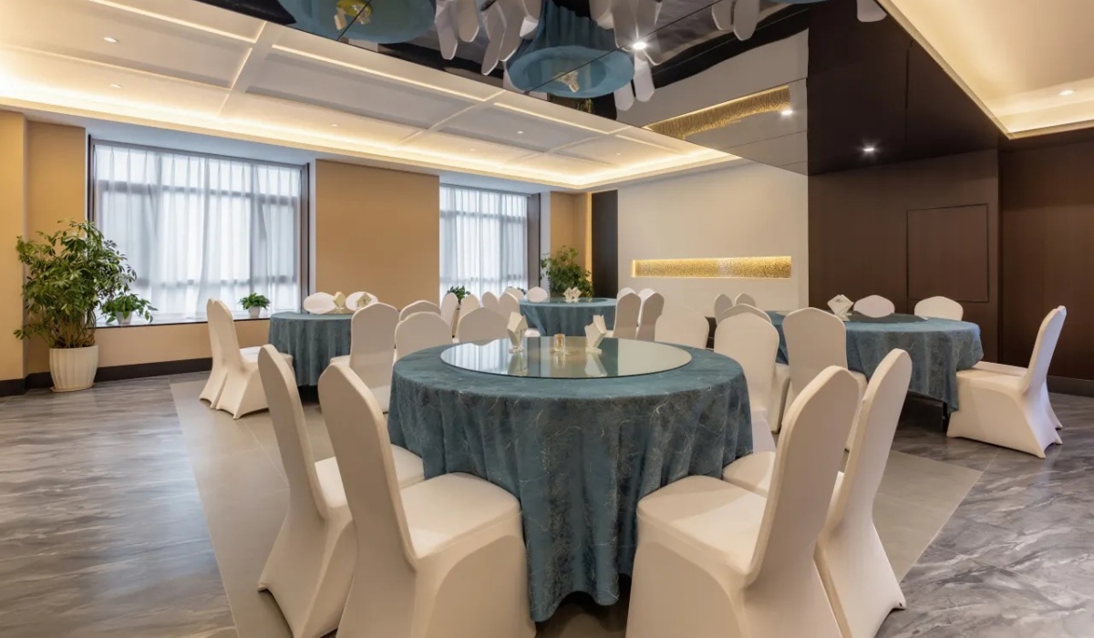 Spacious restaurant dining hall at Sheli Hotel