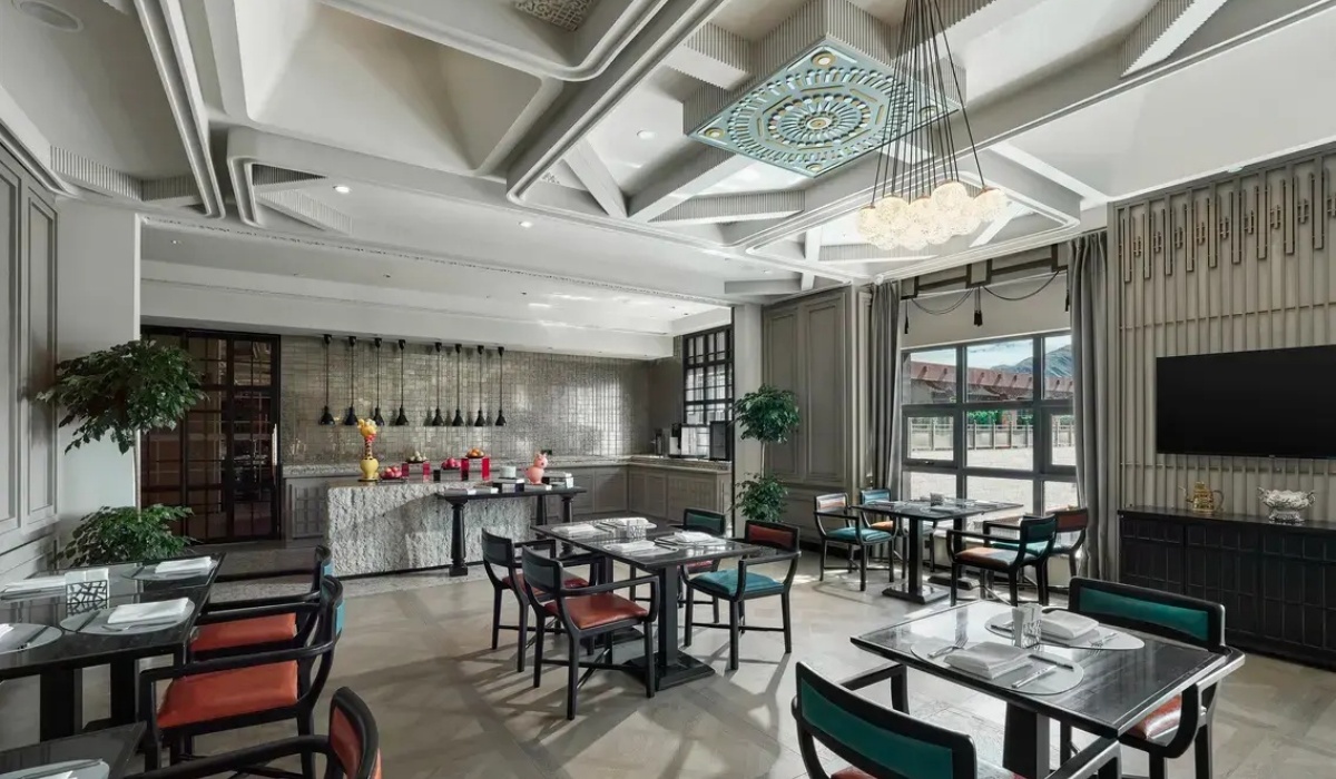 Atrium buffet restaurant seating